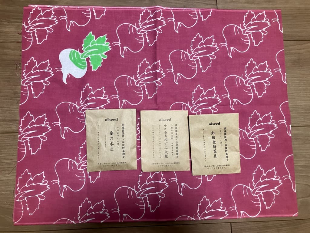 "oiseed"が印象に残る種袋
手ぬぐい、特装缶、種袋の販売も行っている。